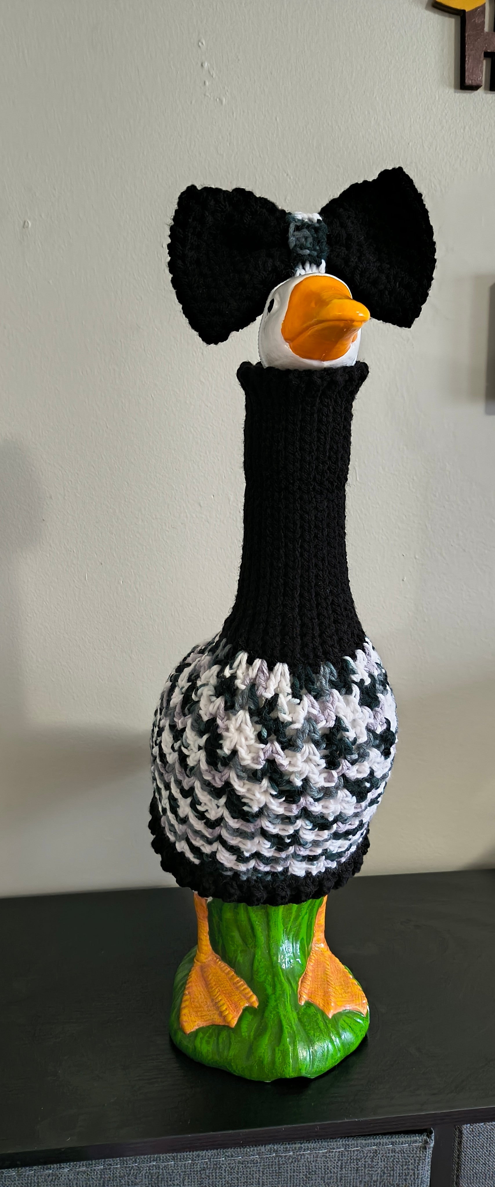 19.6-21" Porch Goose Sweater & Bow Set – Black & White