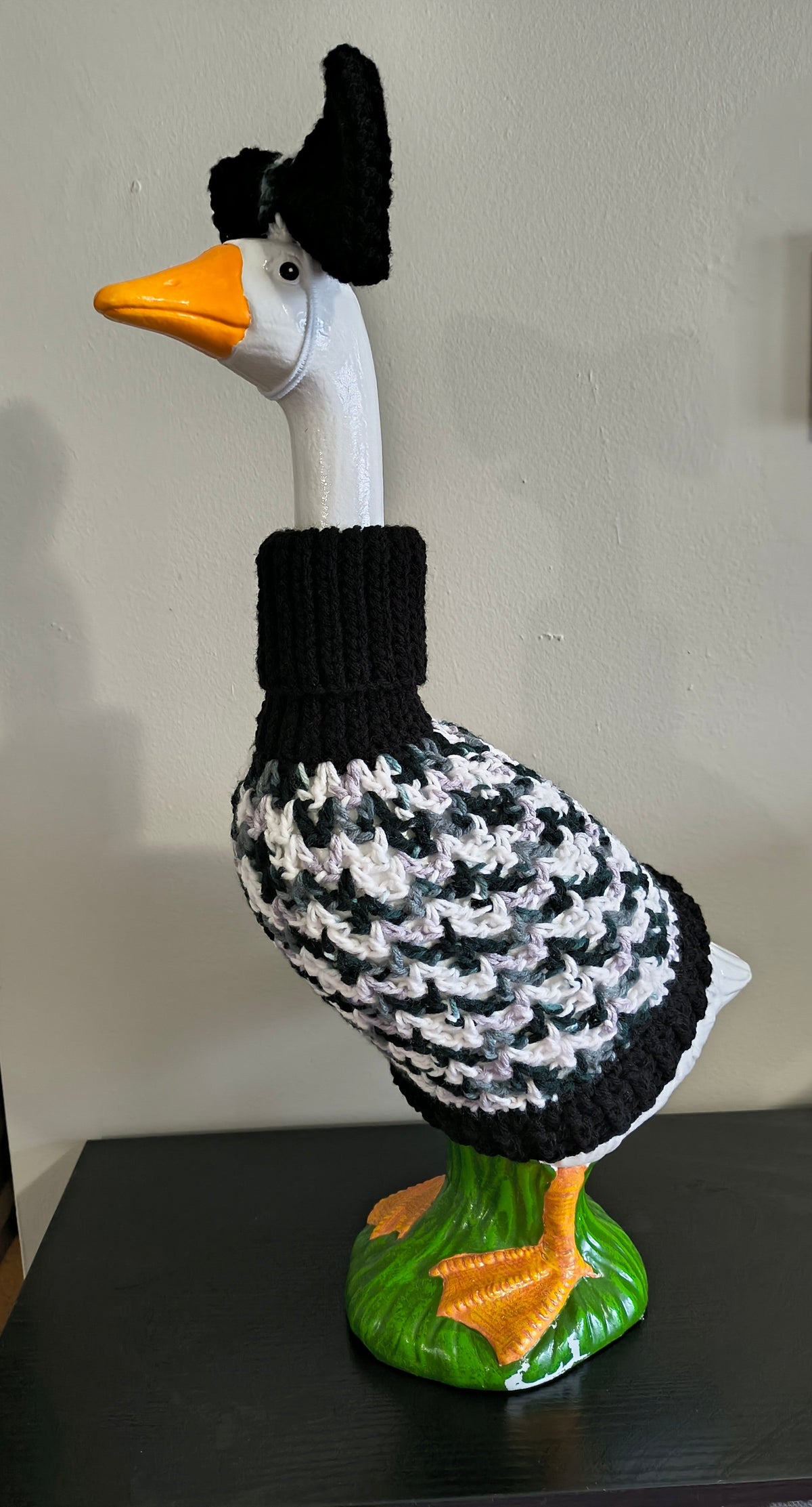 19.6-21" Porch Goose Sweater & Bow Set – Black & White