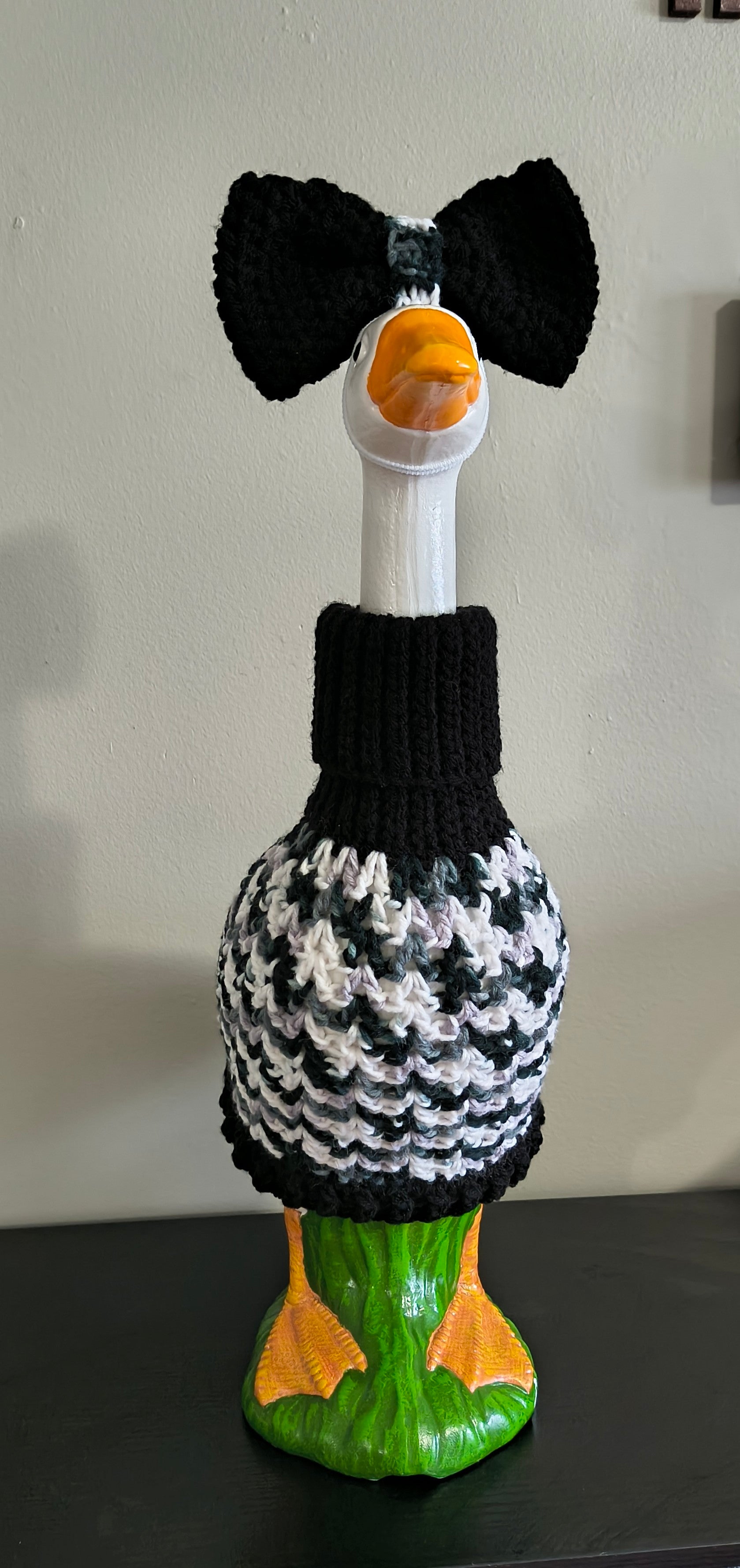 19.6-21" Porch Goose Sweater & Bow Set – Black & White